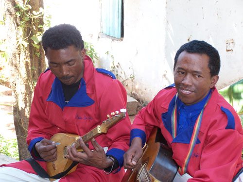 La langue la plus proche du malgache est le maanjan