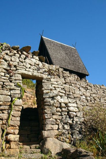 ANTONGONA (5 km au nord d’Imerintsiatosika par une piste en latérite praticable en toute saison)