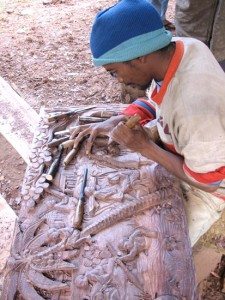 Un sculpteur dans son atelier à Ambositra